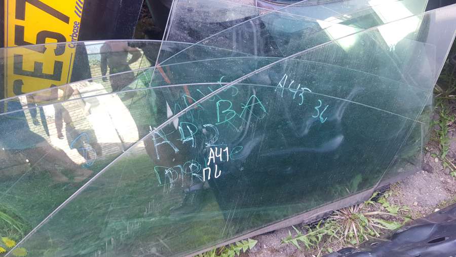 Стекло двери задней левой